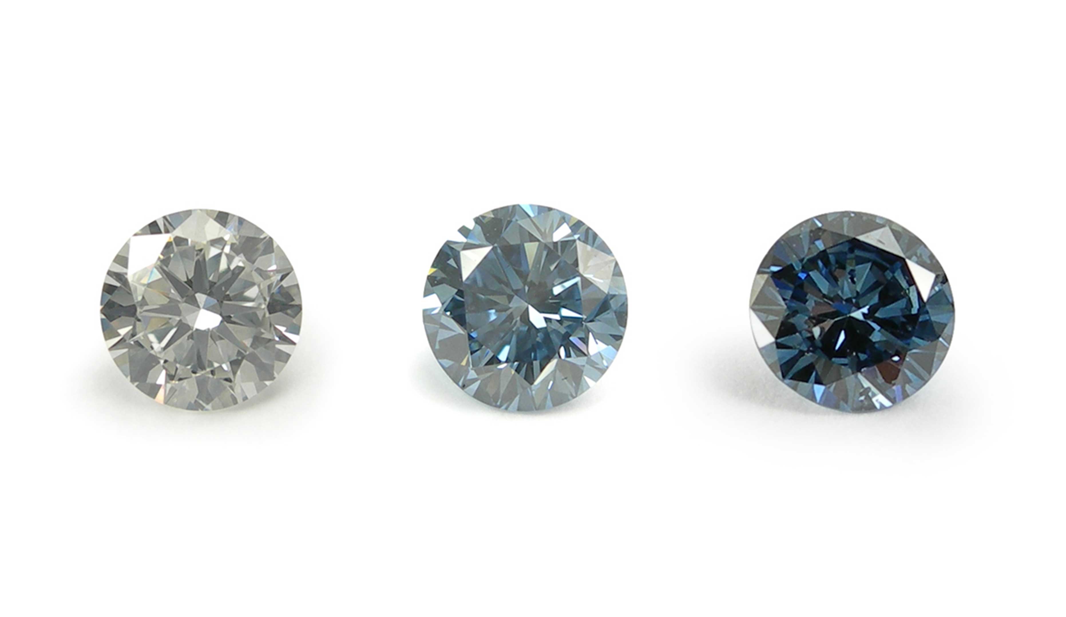無色、淡いブルー、ブルー3色のメモリアル・ダイヤモンドの画像