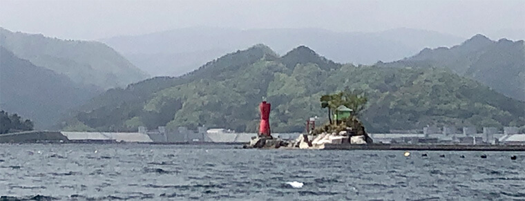 赤灯台と海の風景画像